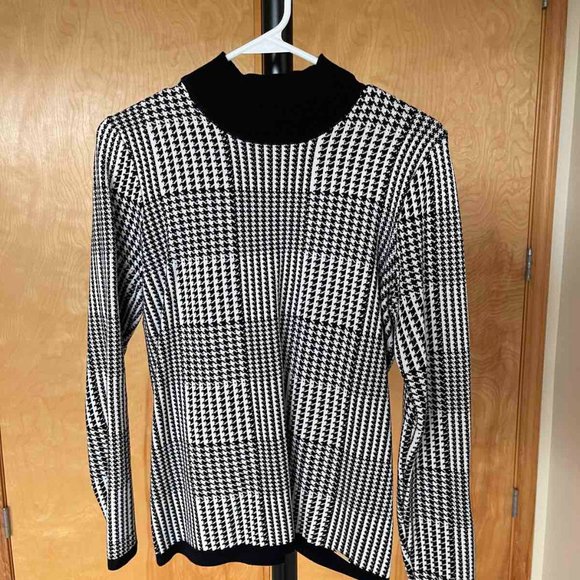 NEW WITHOUT TAG. Tahari Small Sweater Pullover Black White Houndstooth. Size: S - Picture 1 of 3